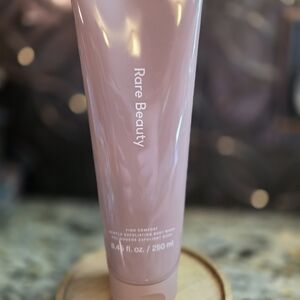 Rare Beauty Find Comfort Exfoliating Body Wash